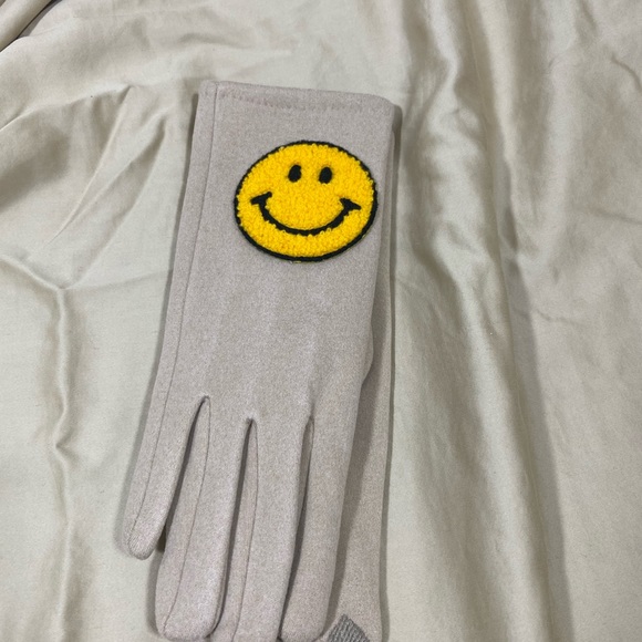 Accessories - Smiley face gloves